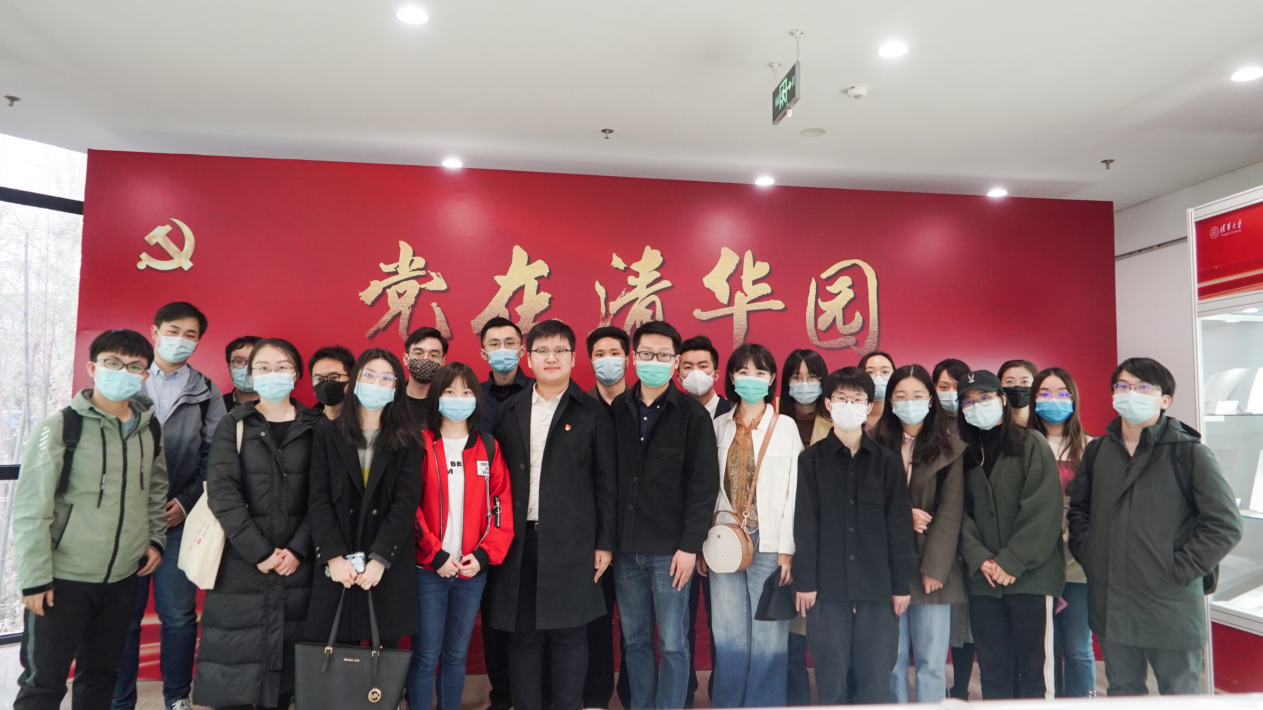 图为同学们在bwin必赢唯一官网图书馆北馆大厅合影.jpg 图为同学们在bwin必赢唯一官网图书馆北馆大厅合影.jpg